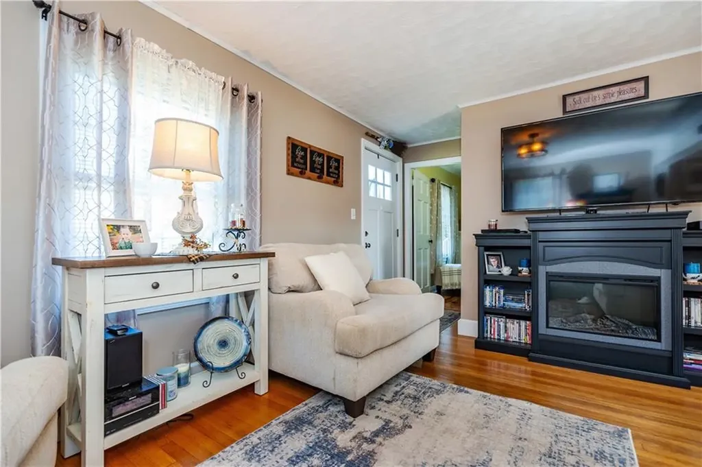 22 Deacon Avenue Warwick RI 02886