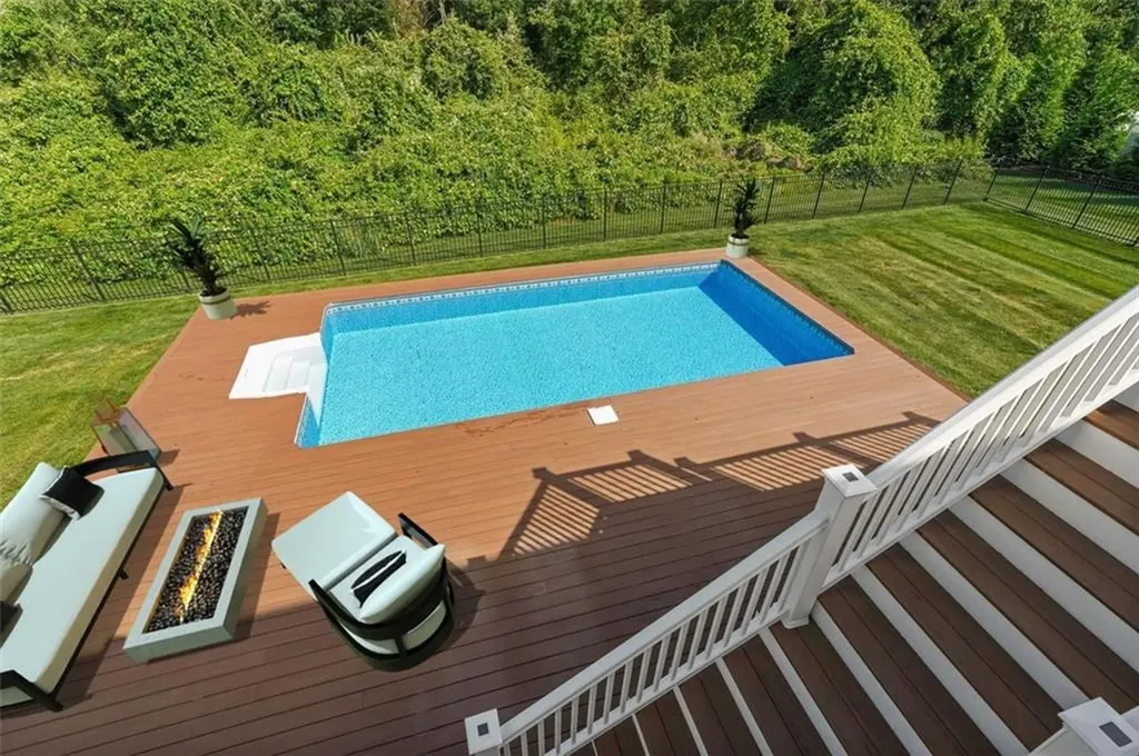 87 Camden Lane Cranston RI 02921