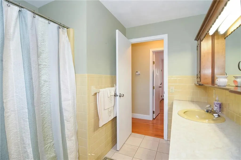 5 Alves Street Bristol RI 02809