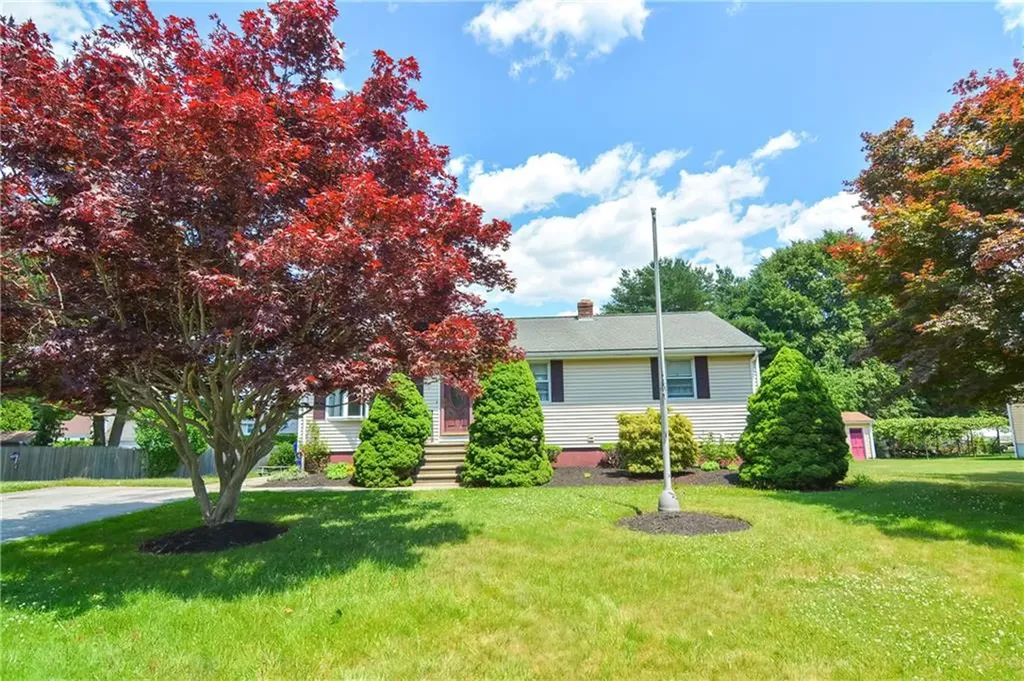 5 Alves Street Bristol RI 02809