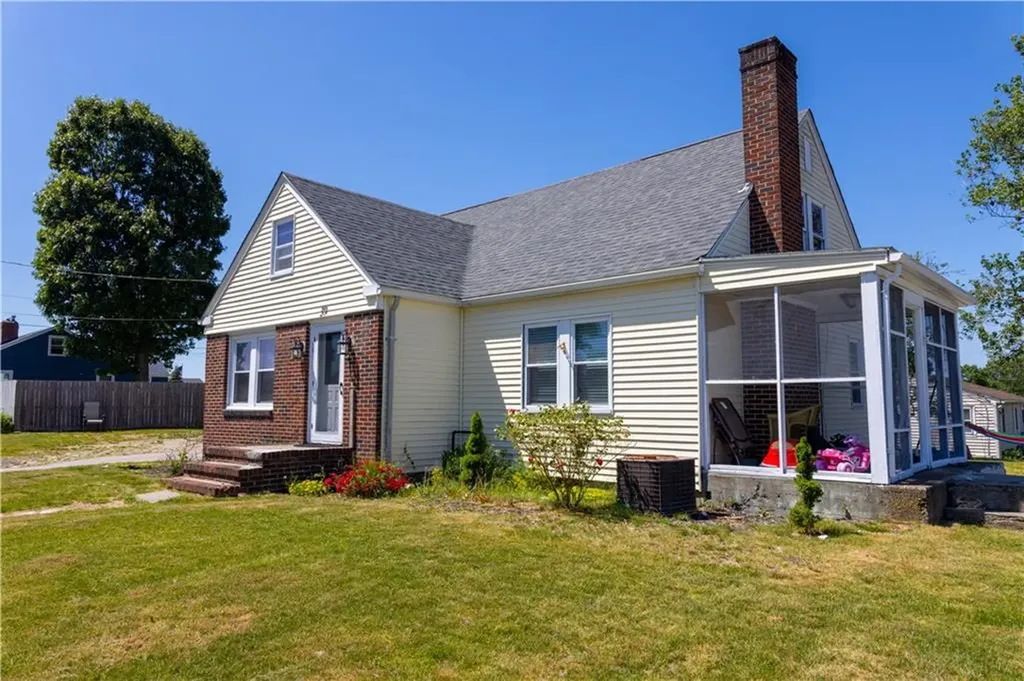 39 Rowe Avenue Warwick RI 02889