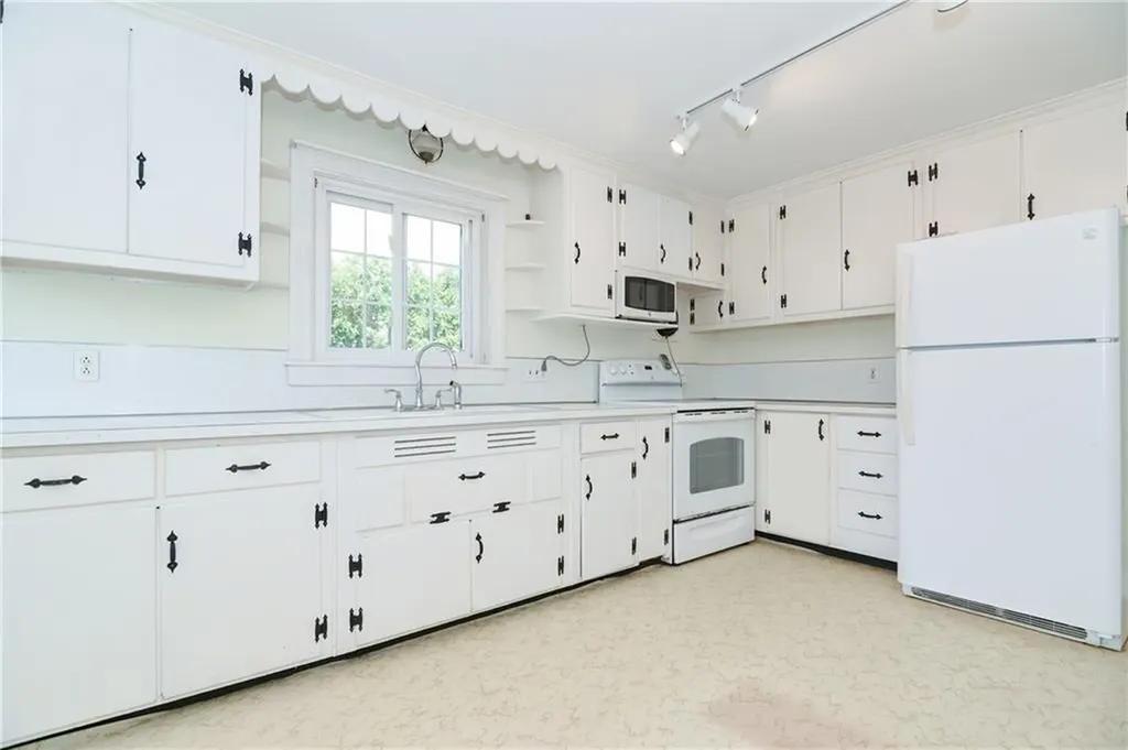 20 Colonial Road Bristol RI 02809
