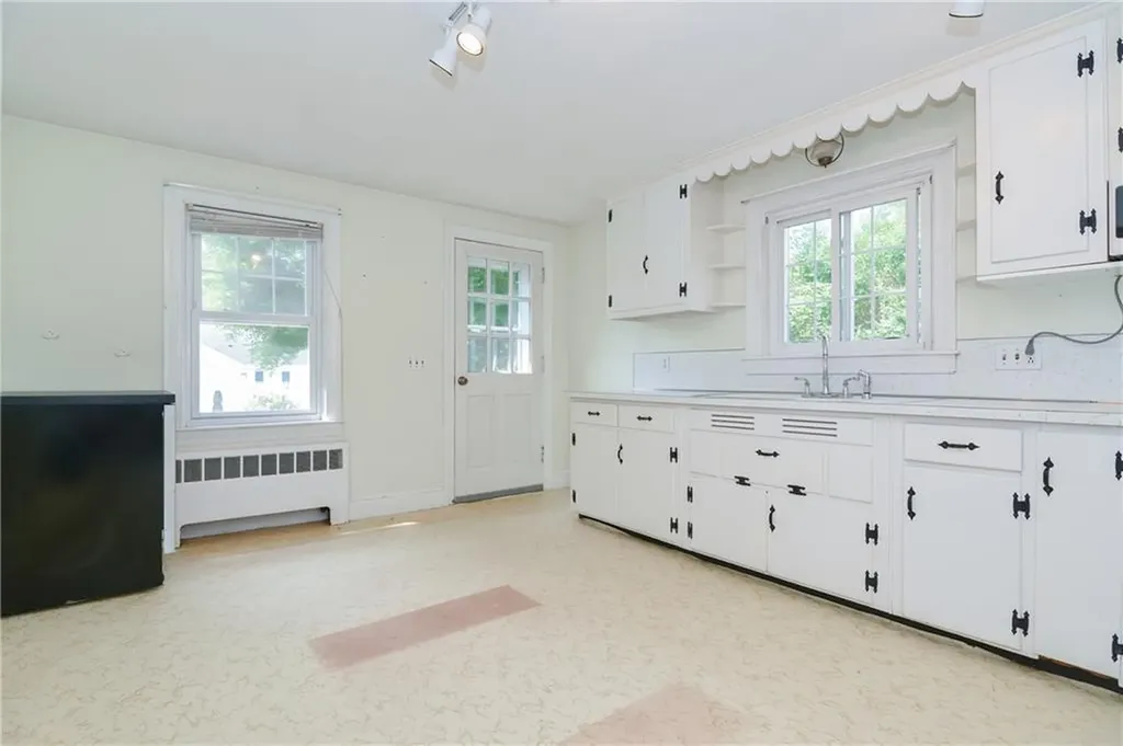 20 Colonial Road Bristol RI 02809