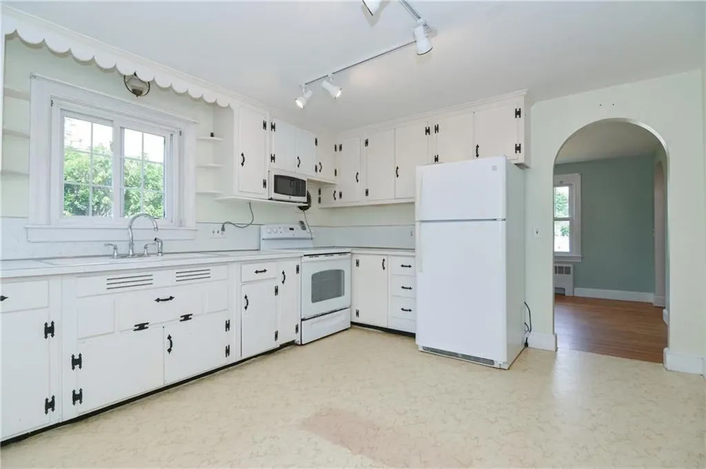 20 Colonial Road Bristol RI 02809