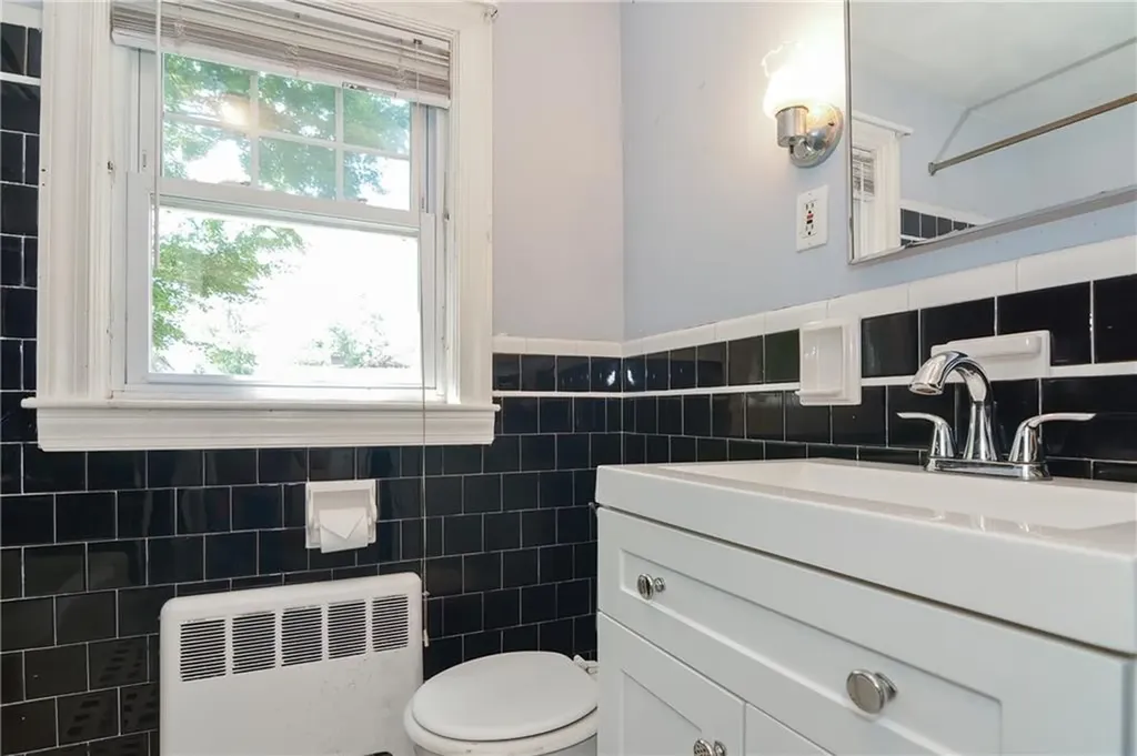 20 Colonial Road Bristol RI 02809