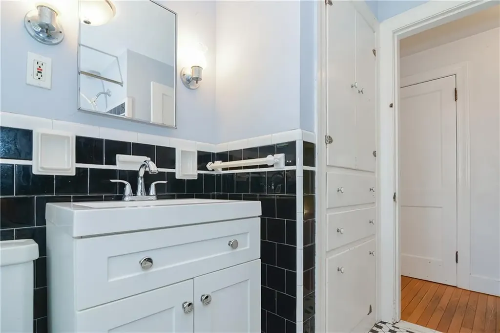 20 Colonial Road Bristol RI 02809