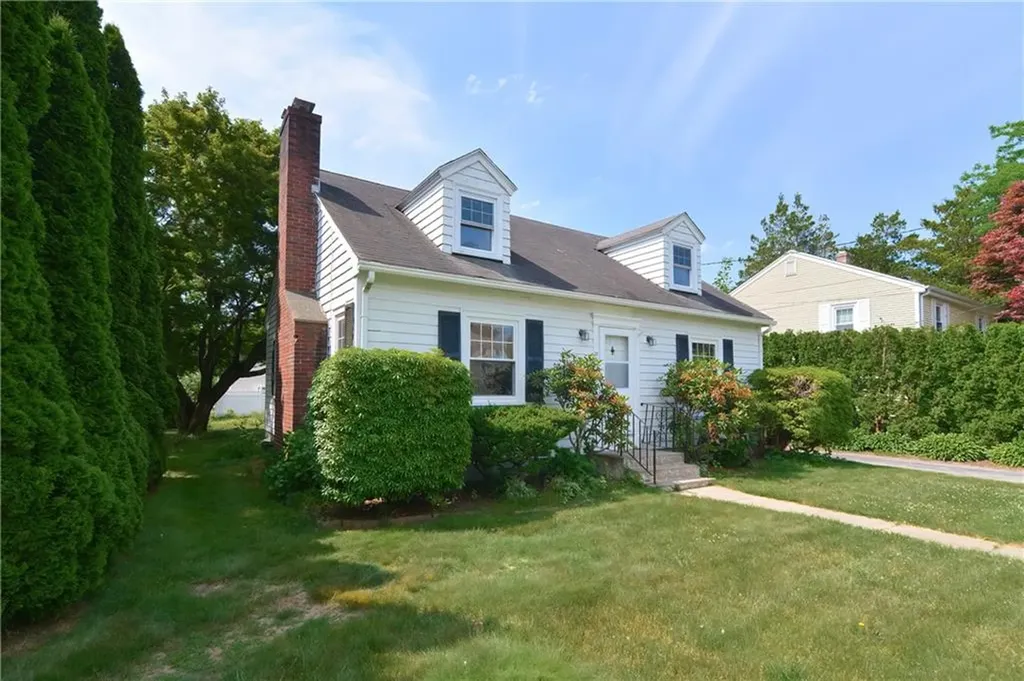 20 Colonial Road Bristol RI 02809