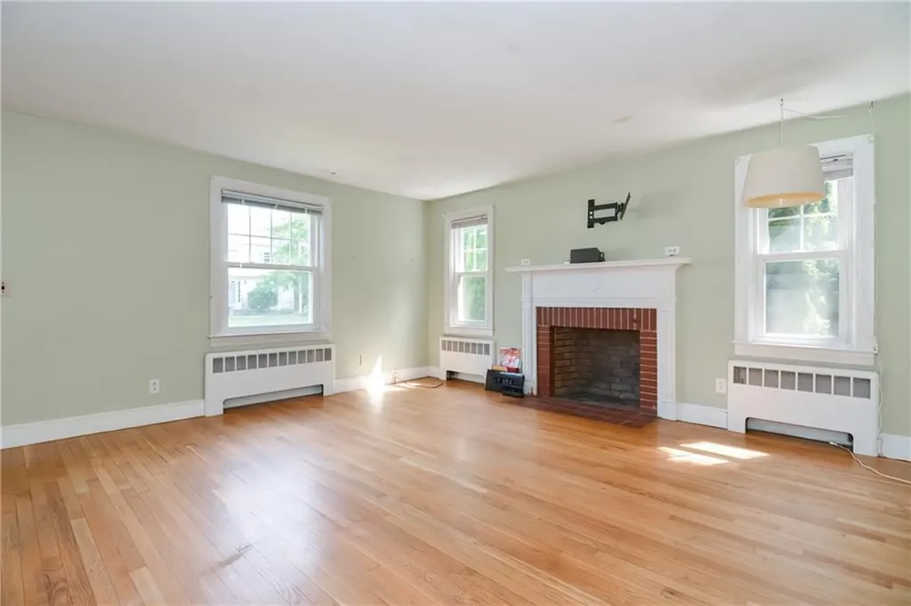 20 Colonial Road Bristol RI 02809