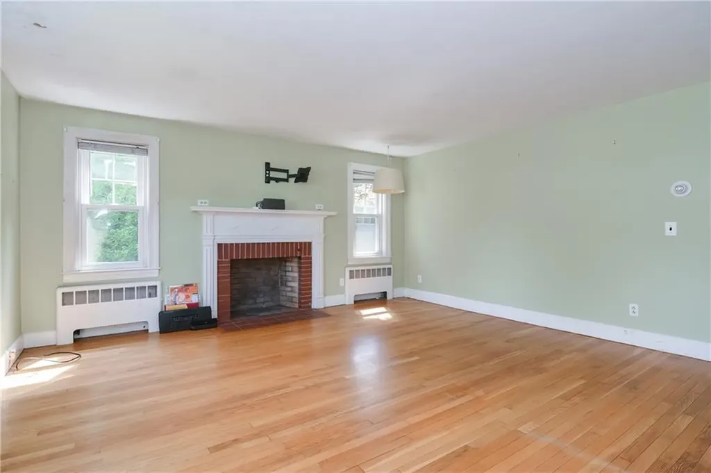 20 Colonial Road Bristol RI 02809