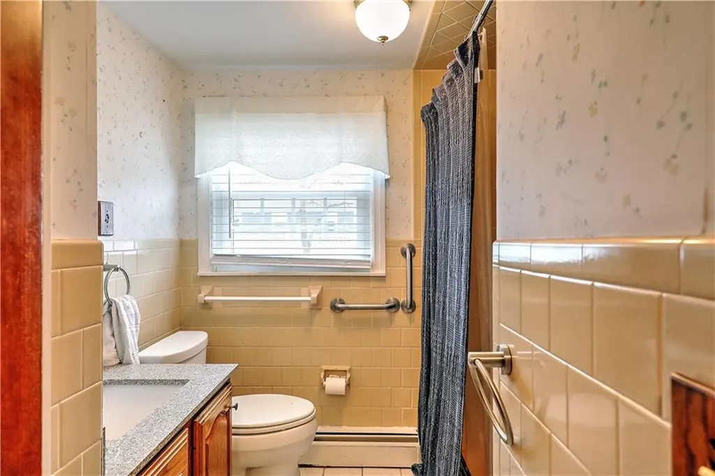 72 Highland Avenue Narragansett RI 02882