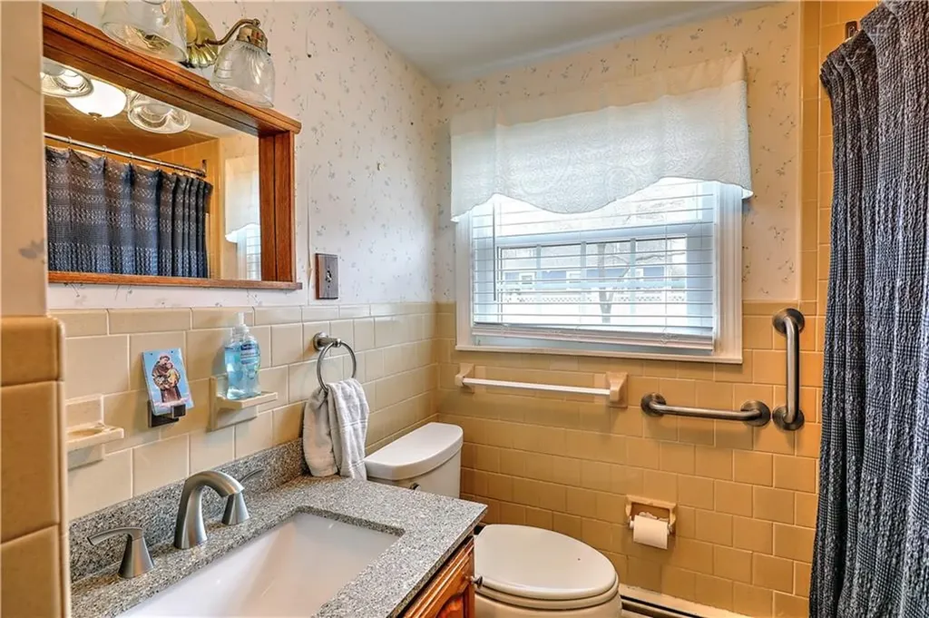 72 Highland Avenue Narragansett RI 02882
