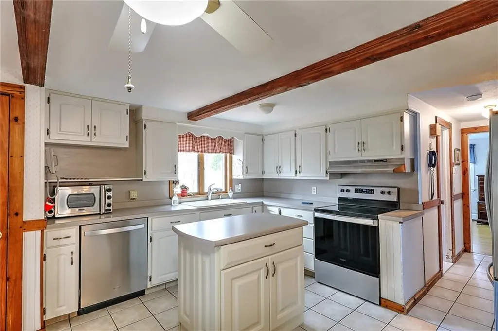 72 Highland Avenue Narragansett RI 02882