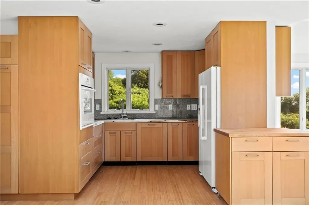 043 Fairview Avenue Portsmouth RI 02872