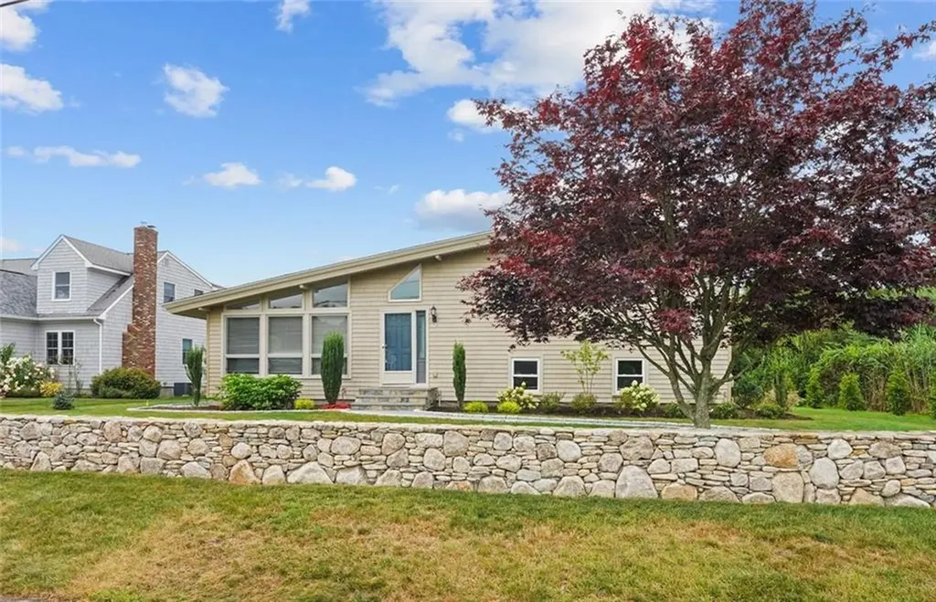 73 Hollywood Avenue Narragansett RI 02882