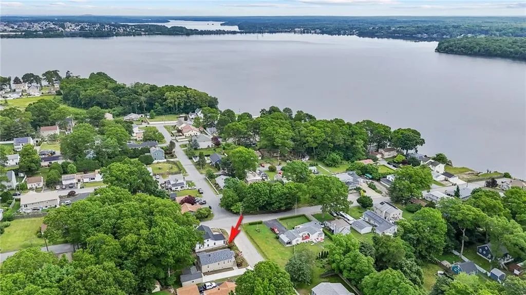 11 Watuppa Avenue Tiverton RI 02878