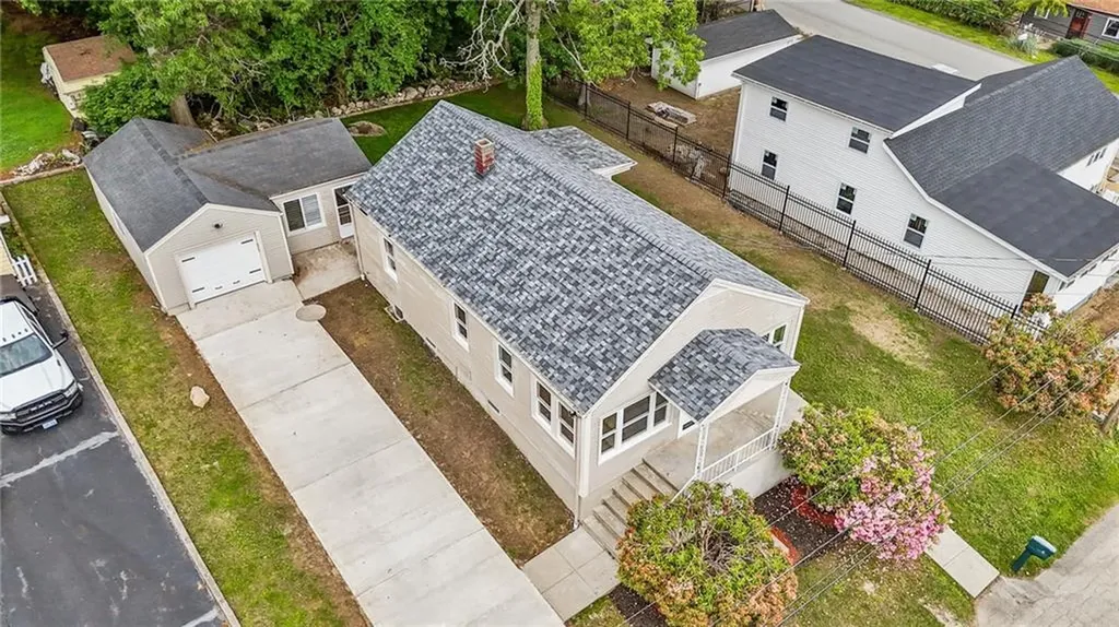 11 Watuppa Avenue Tiverton RI 02878