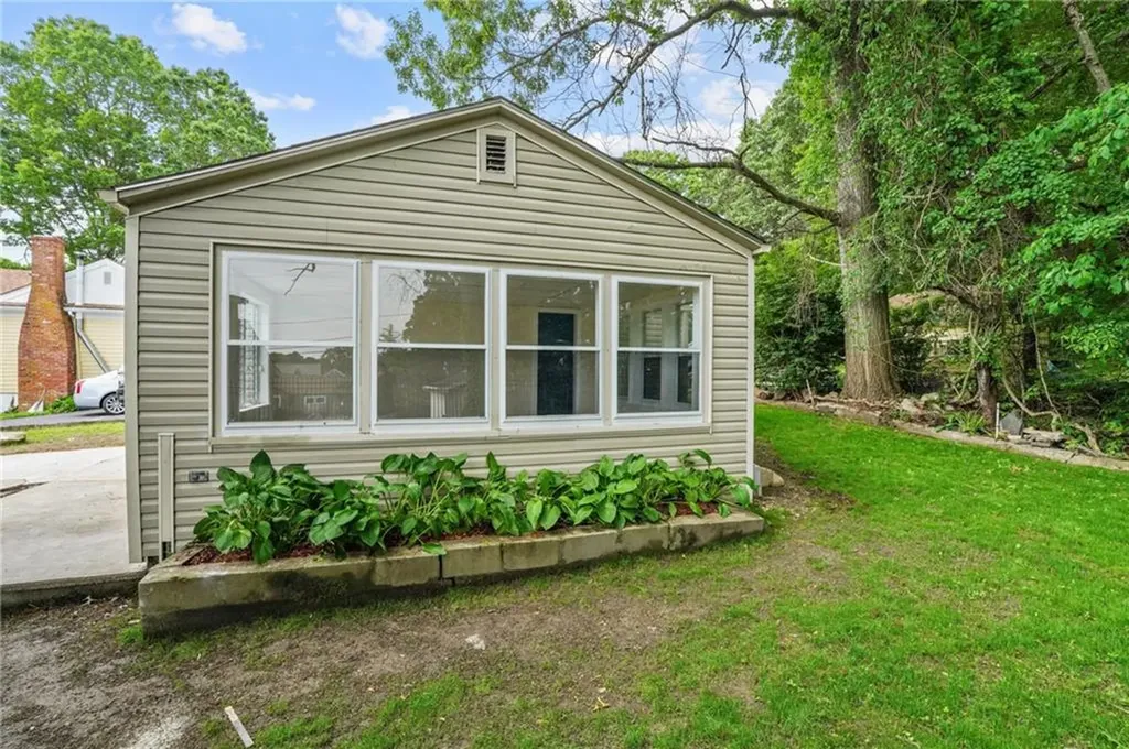 11 Watuppa Avenue Tiverton RI 02878