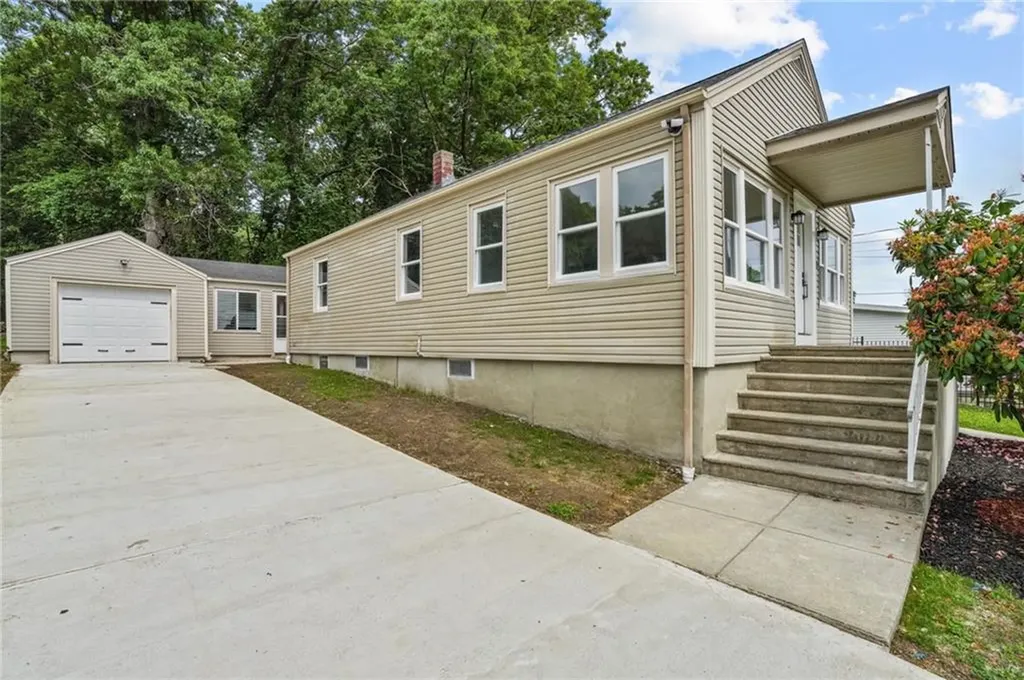 11 Watuppa Avenue Tiverton RI 02878