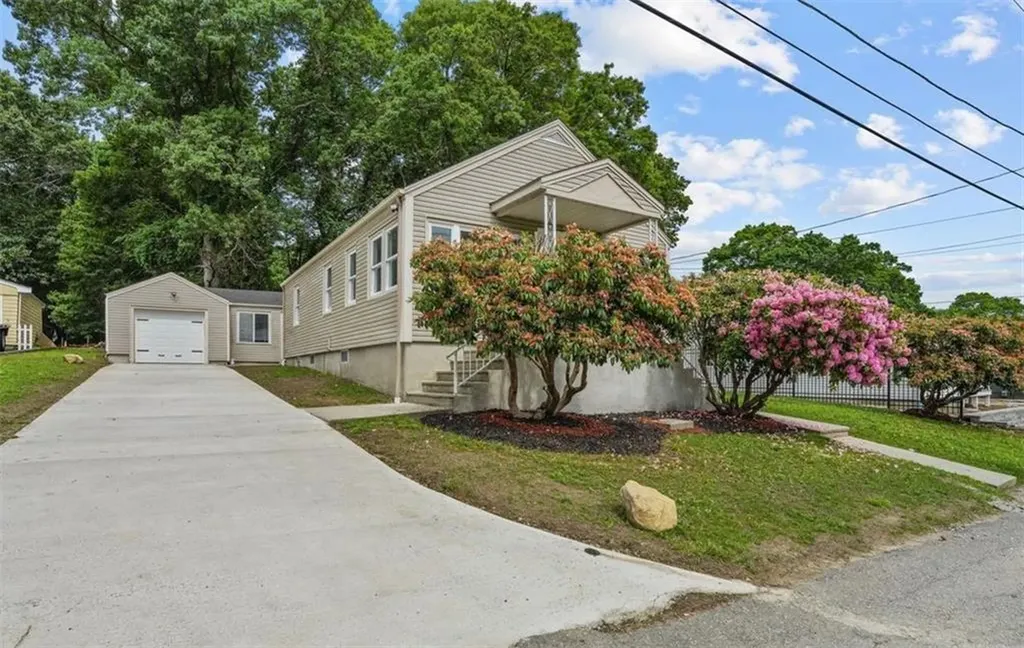 11 Watuppa Avenue Tiverton RI 02878