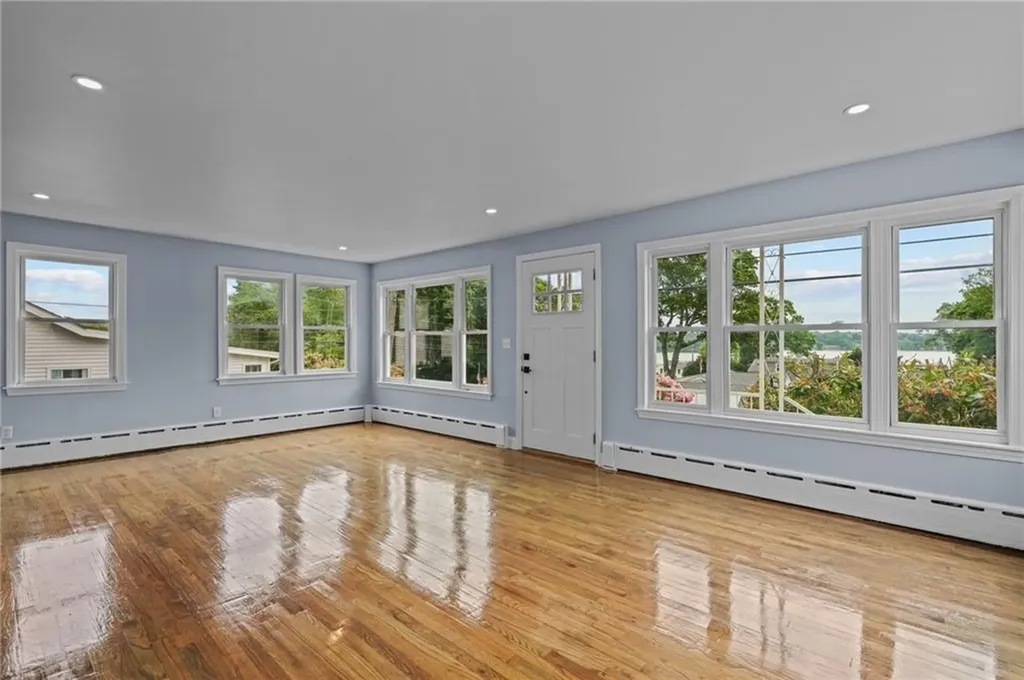 11 Watuppa Avenue Tiverton RI 02878