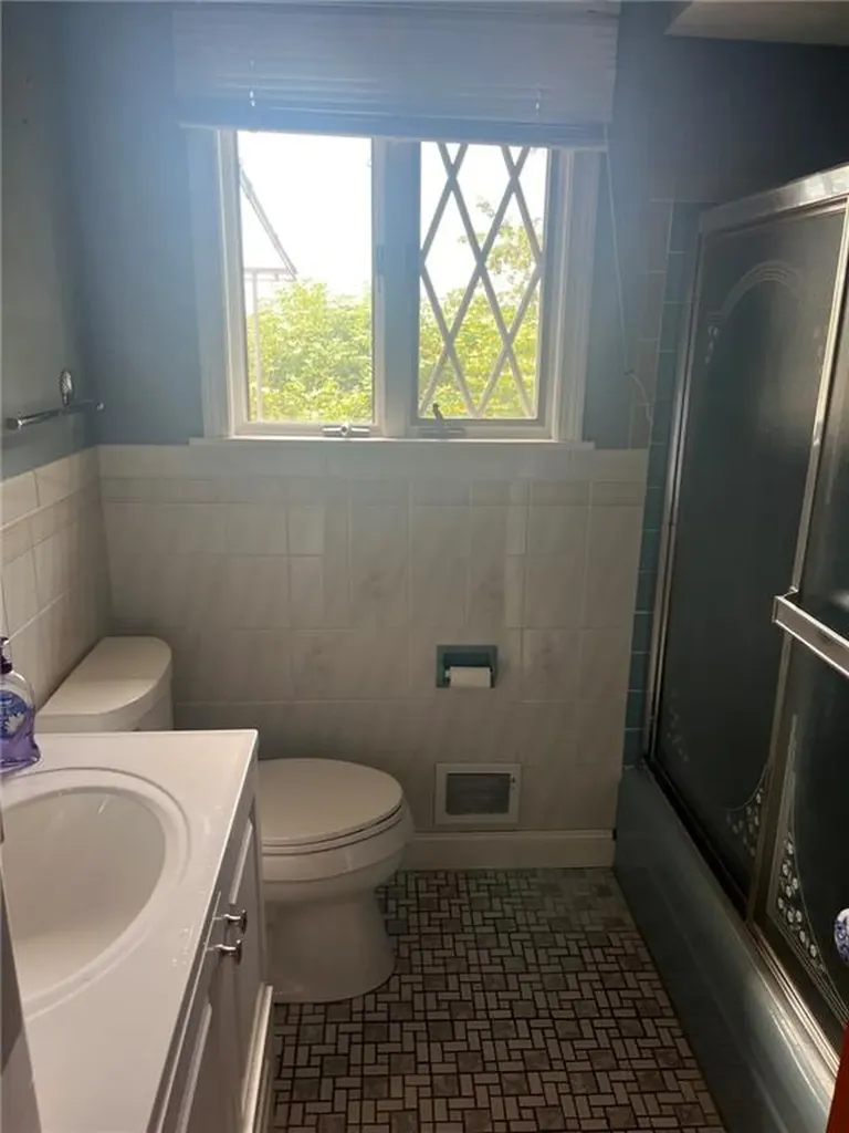 6 Aspinet Road Middletown RI 02842