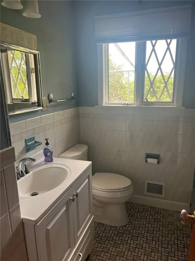 6 Aspinet Road Middletown RI 02842