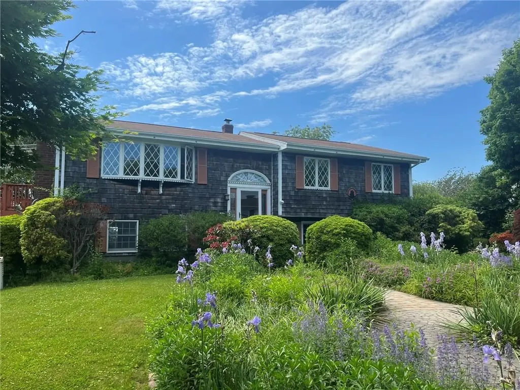 6 Aspinet Road Middletown RI 02842