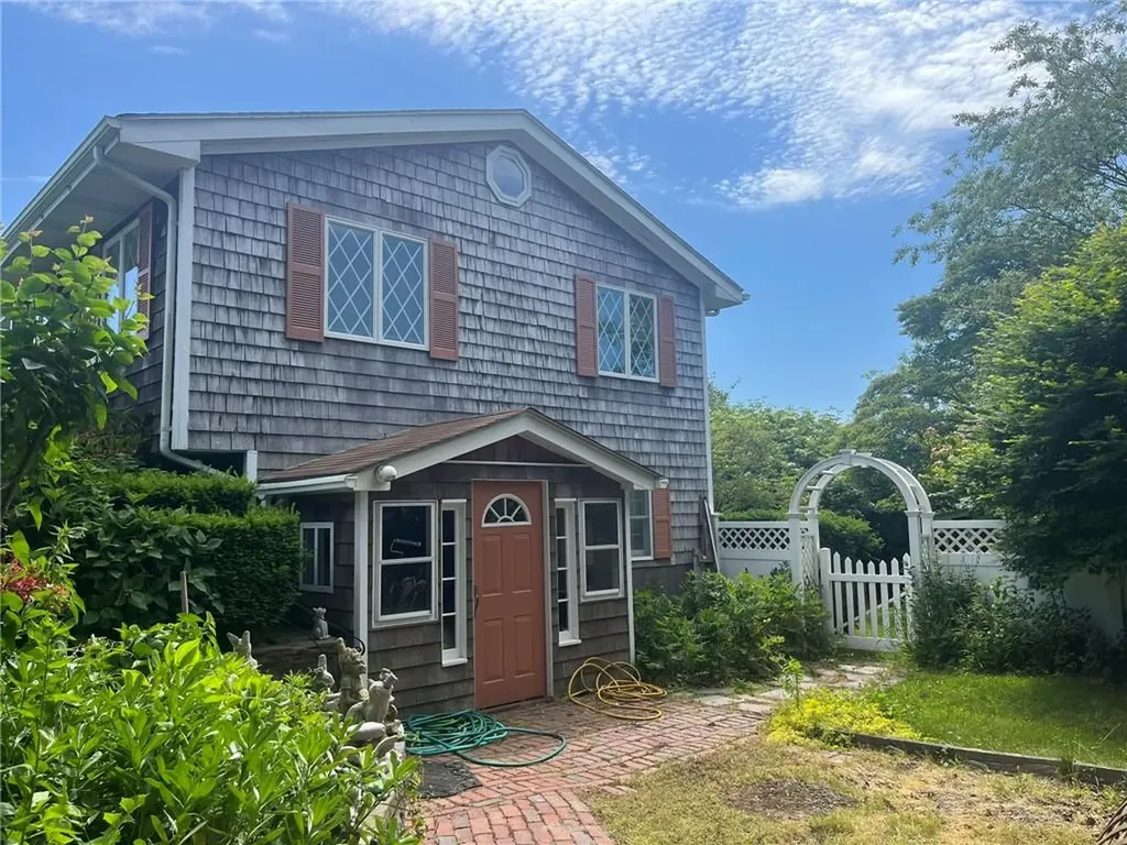 6 Aspinet Road Middletown RI 02842