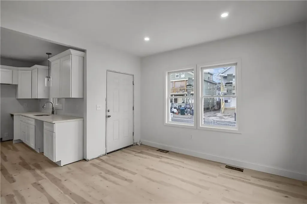 19 Pumgansett Street Providence RI 02908