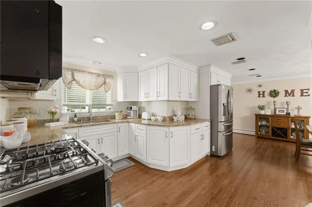 25 Carole Court Cranston RI 02921