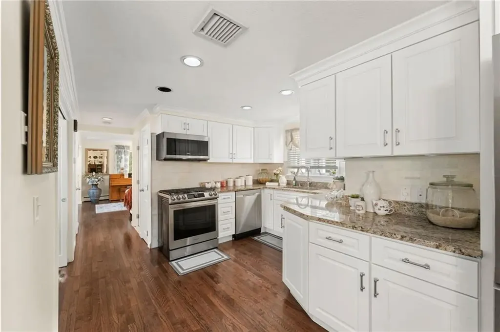 25 Carole Court Cranston RI 02921