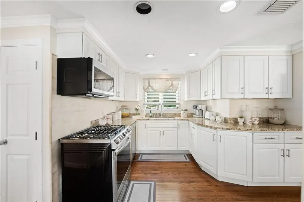 25 Carole Court Cranston RI 02921
