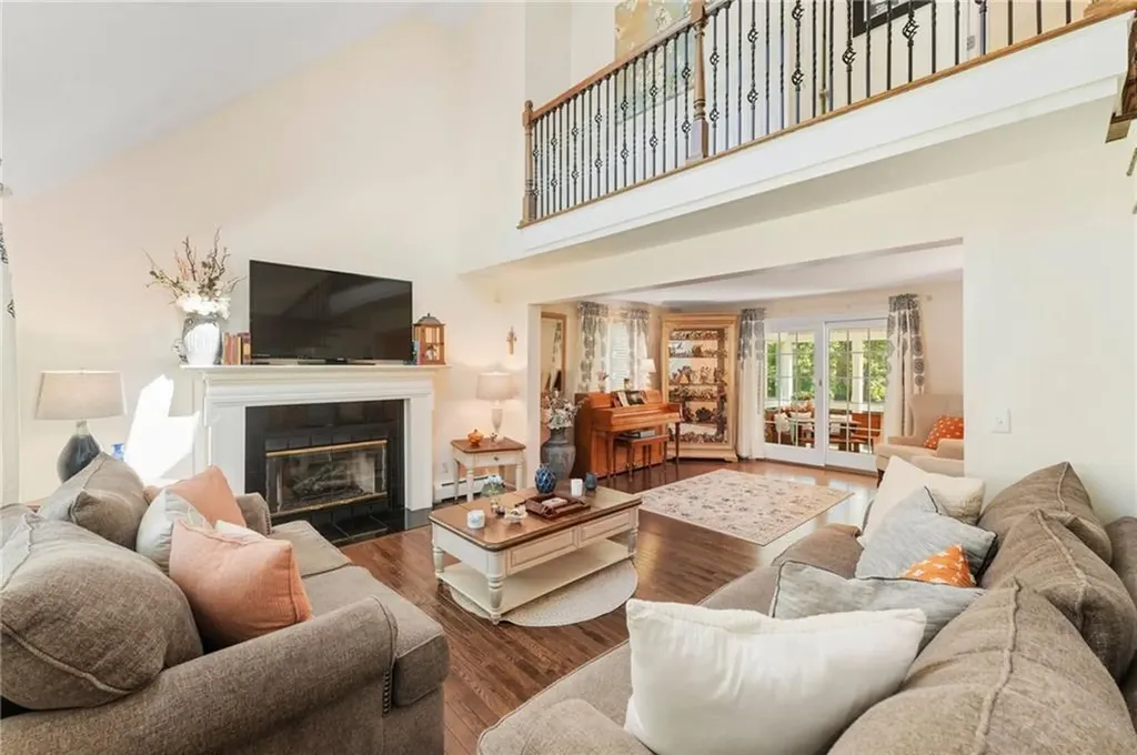 25 Carole Court Cranston RI 02921