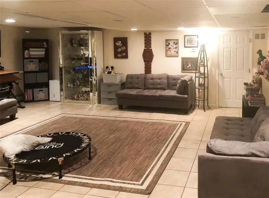 25 Carole Court Cranston RI 02921