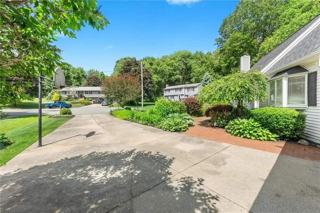 25 Carole Court Cranston RI 02921