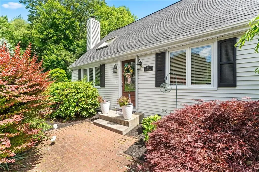 25 Carole Court Cranston RI 02921