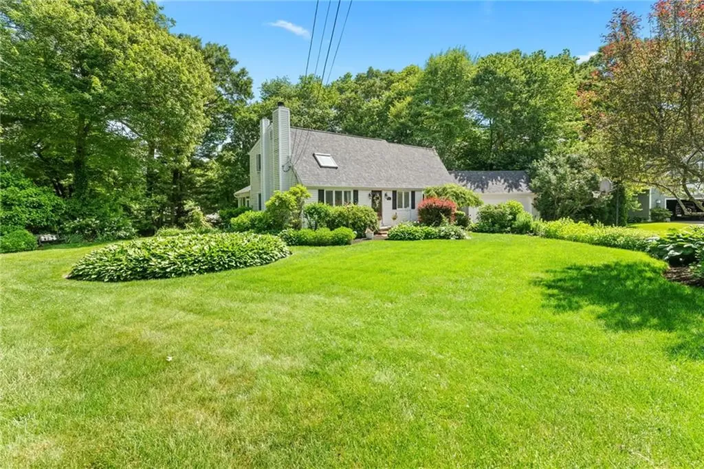 25 Carole Court Cranston RI 02921