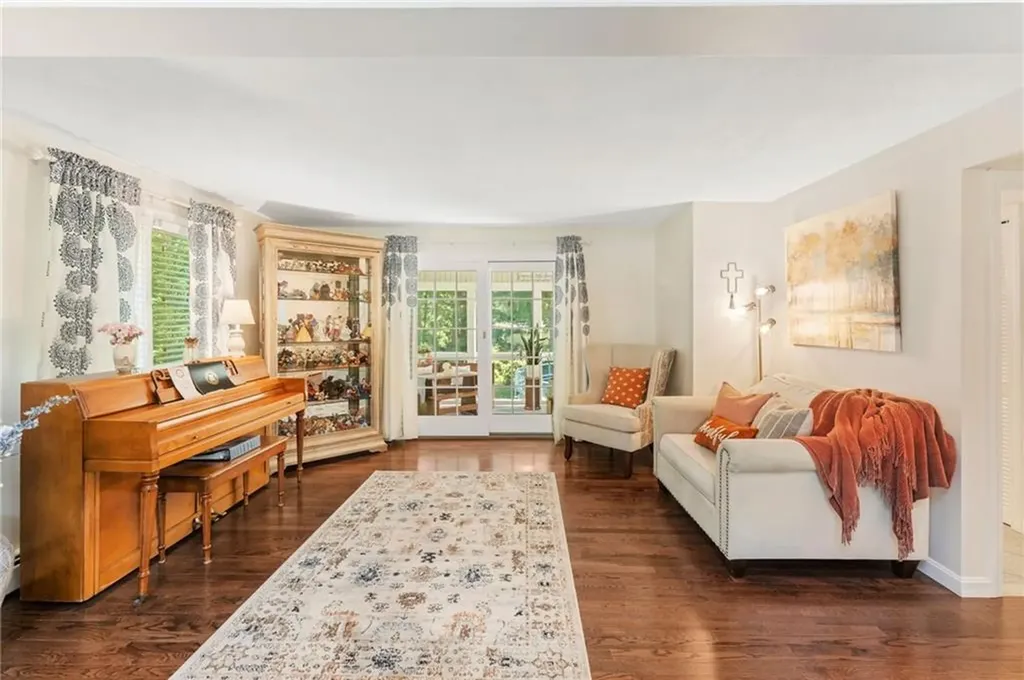 25 Carole Court Cranston RI 02921