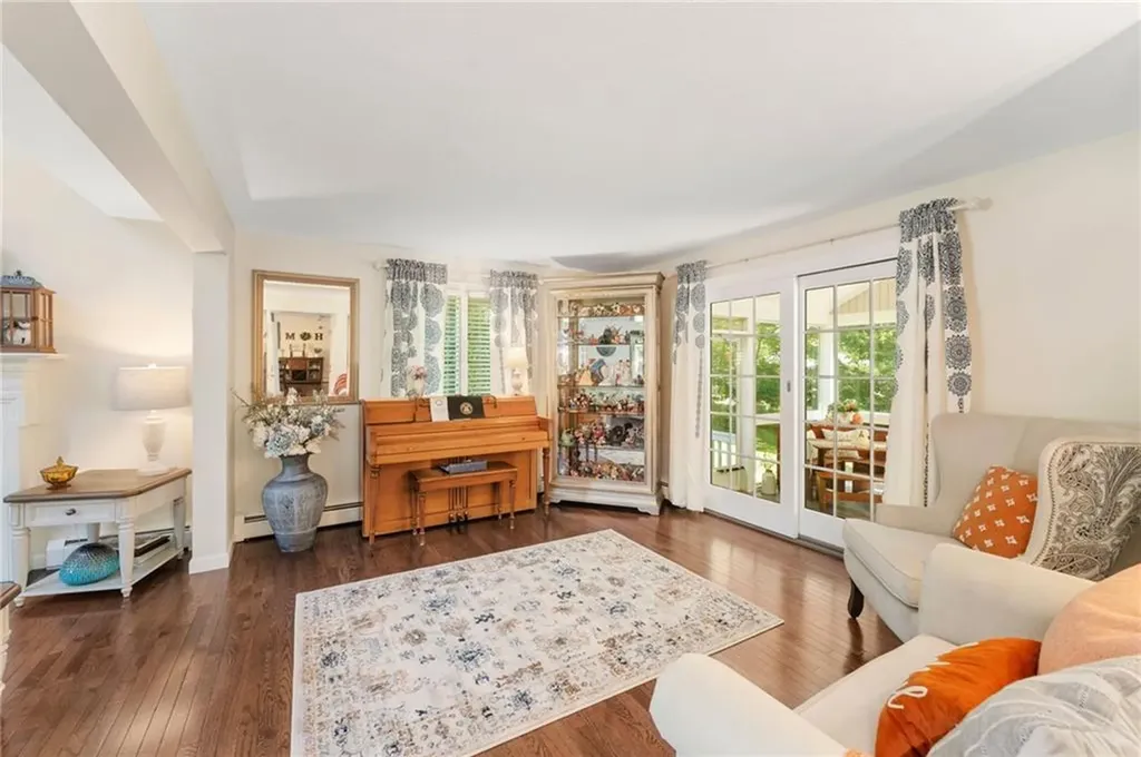 25 Carole Court Cranston RI 02921