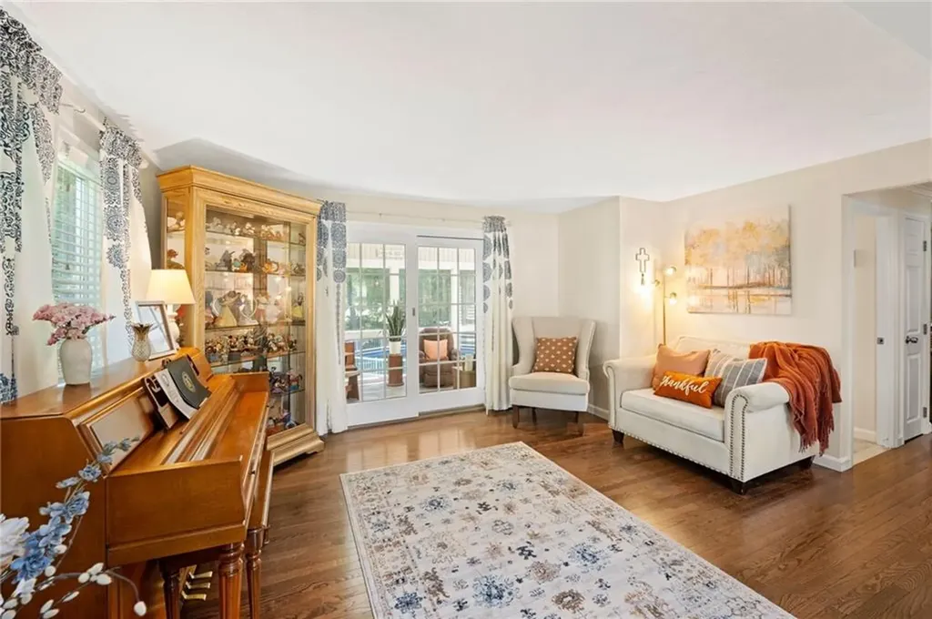 25 Carole Court Cranston RI 02921