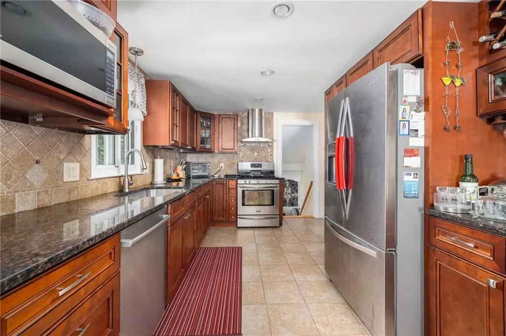 88 Cushing Road Warwick RI 02888