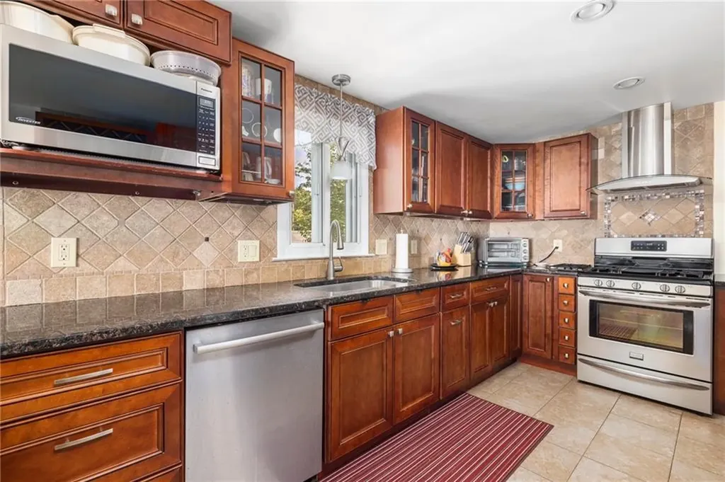 88 Cushing Road Warwick RI 02888