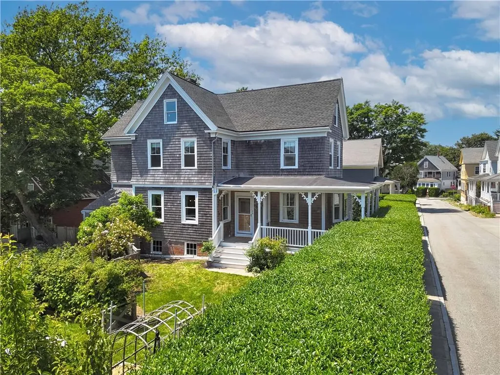 6 Dartmouth Street Newport RI 02840