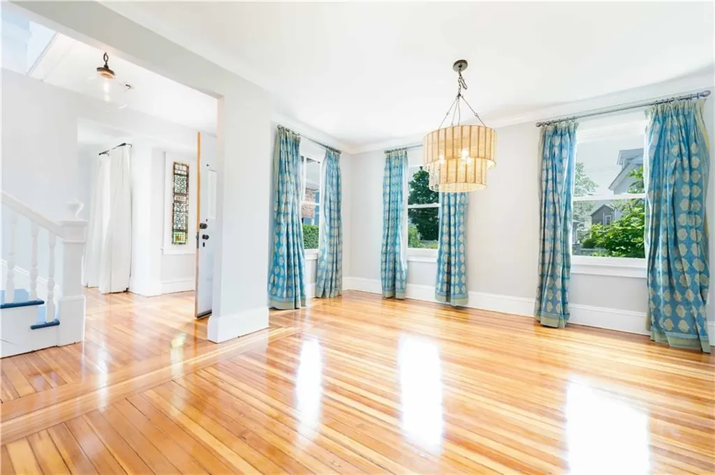 6 Dartmouth Street Newport RI 02840