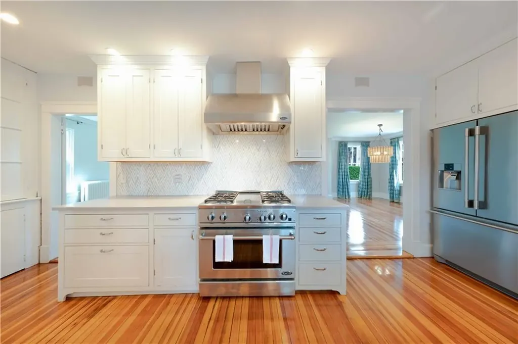 6 Dartmouth Street Newport RI 02840