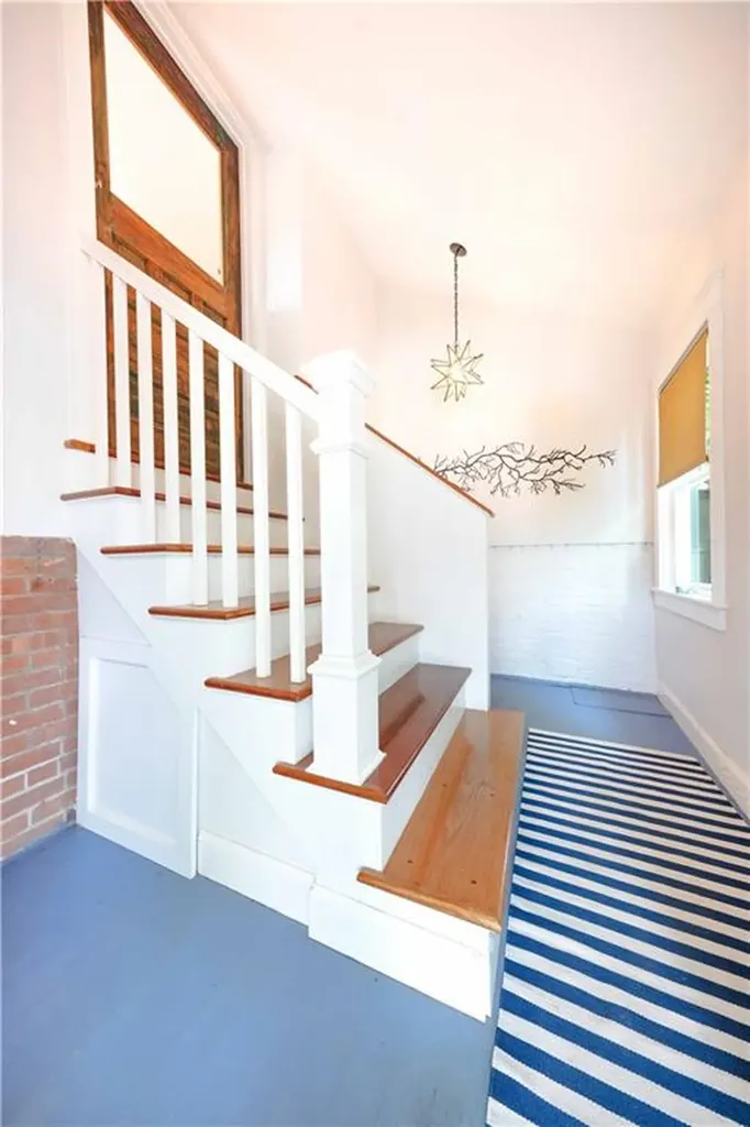 6 Dartmouth Street Newport RI 02840