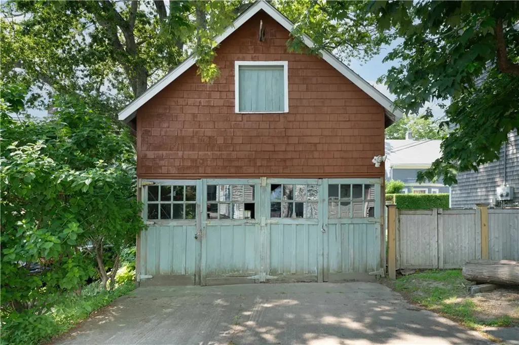 6 Dartmouth Street Newport RI 02840