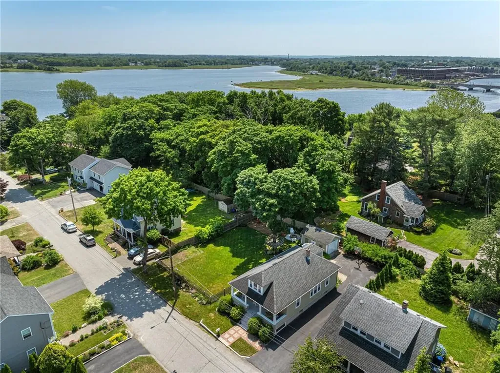 17 Lillis Avenue Barrington RI 02806