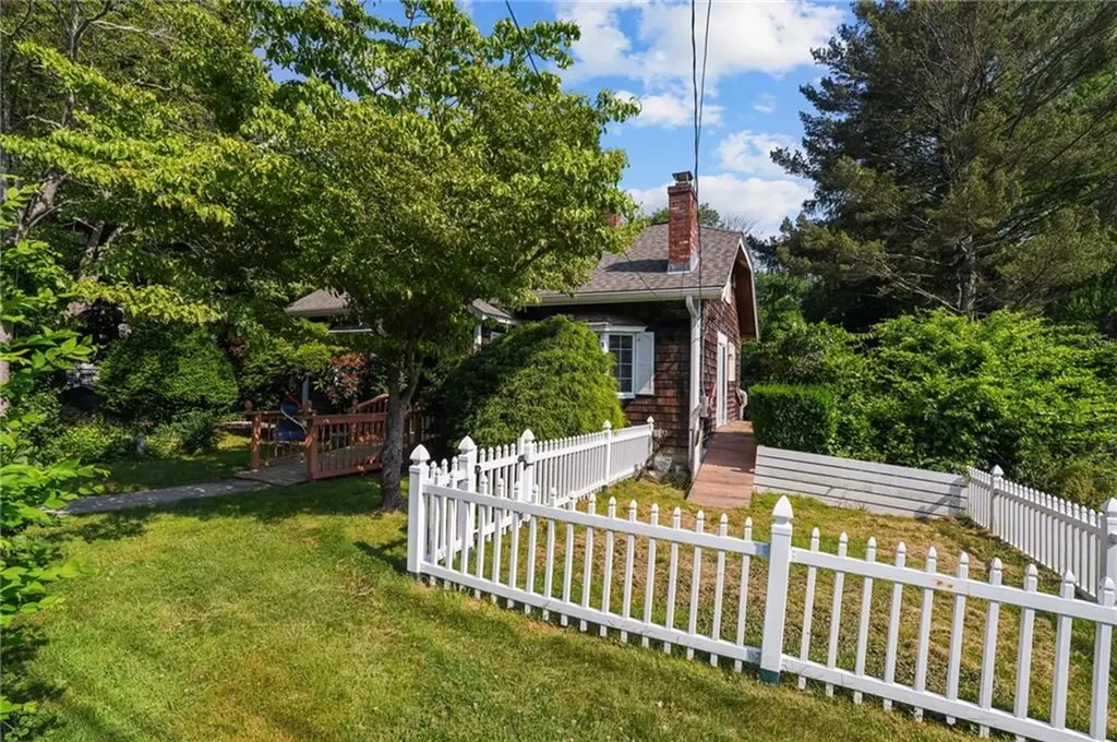 16 Laurel Lane Warren RI 02885