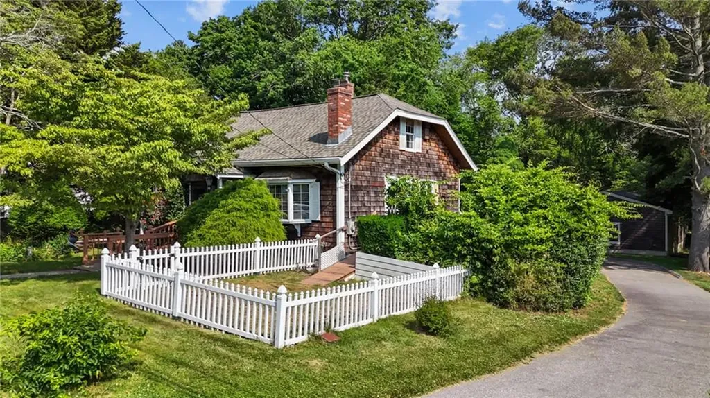 16 Laurel Lane Warren RI 02885
